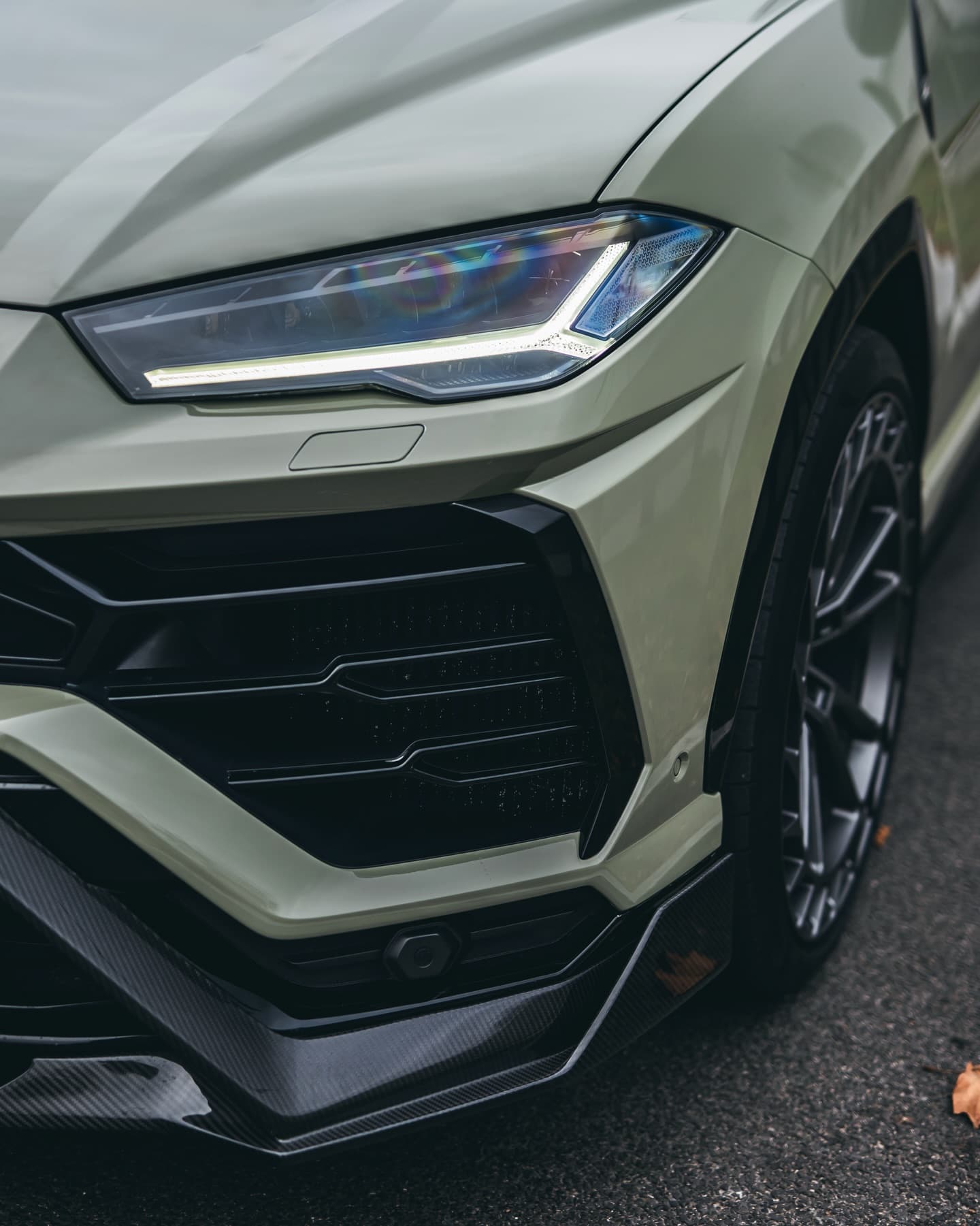 Detal z włókna węglowego w Lamborghini Urus, realizacja Carbonite